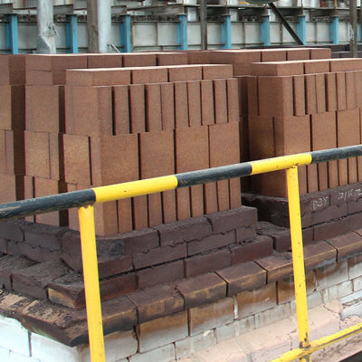 El aluminio de aluminio-espinel es el material utilizado para la fabricación de los ladrillos refractarios de los hornos de los tanques de vidrio.