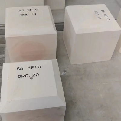 Refractoridad del horno de vidrio 2000° ladrillo burbujeante con material de corindón de zirconia fundido